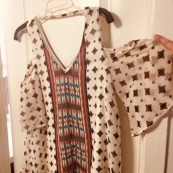 Soulmates SZ M Blouse with shoulders showing. 👚💋 - Picture 4 of 7